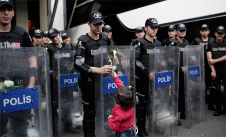 ClubAgora's tweet photo. La humanidad reemplaza al drama y los pequeños gestos se hacen un hueco entre las sonrisas. http://t.co/HULIP5ntdb http://t.co/QsoK2yqe7K