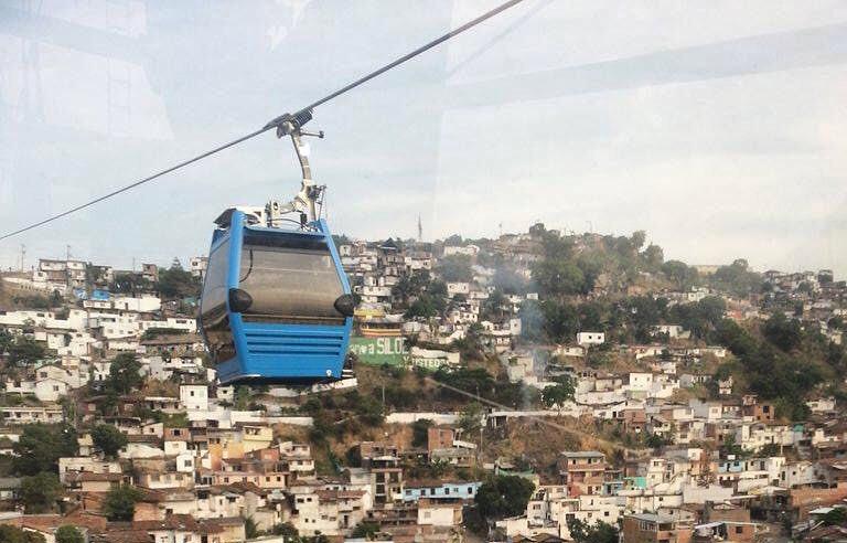 EnterateCali's tweet photo. A esta hora se inaugura el MIO Cable, primer sistema de transporte aerosuspendido de Cali ~ http://t.co/5gldAHDBI7 | http://t.co/K1NmuIhJXl