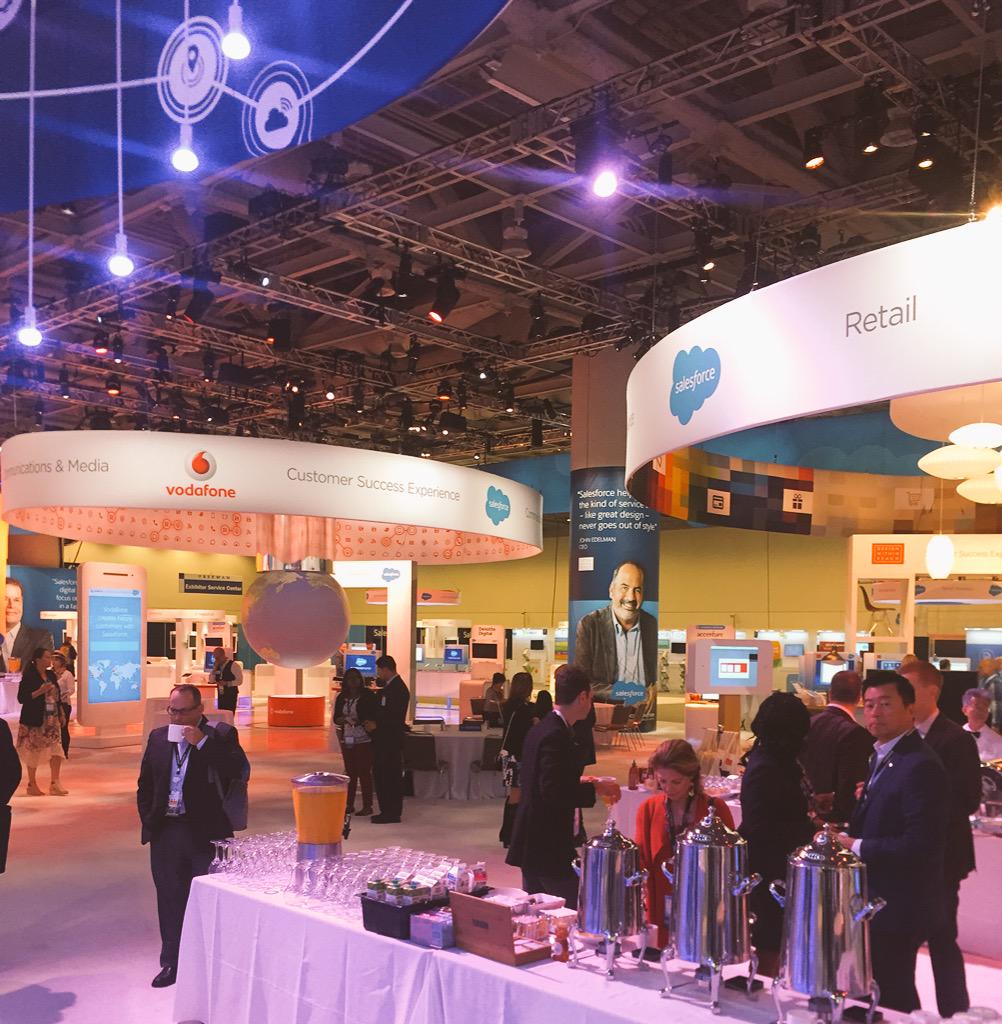 AlohaAJB's tweet photo. Executive Summit taking place NOW #Dreamforce #CustomerSuccessDF15 http://t.co/xoNpinTZJA