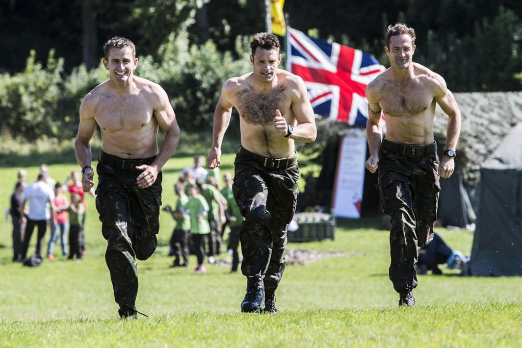 thorpe_jenny's tweet image. Choosing pics for @CommandoSeries it&apos;s a hard life #marinesincluded #commandotraining