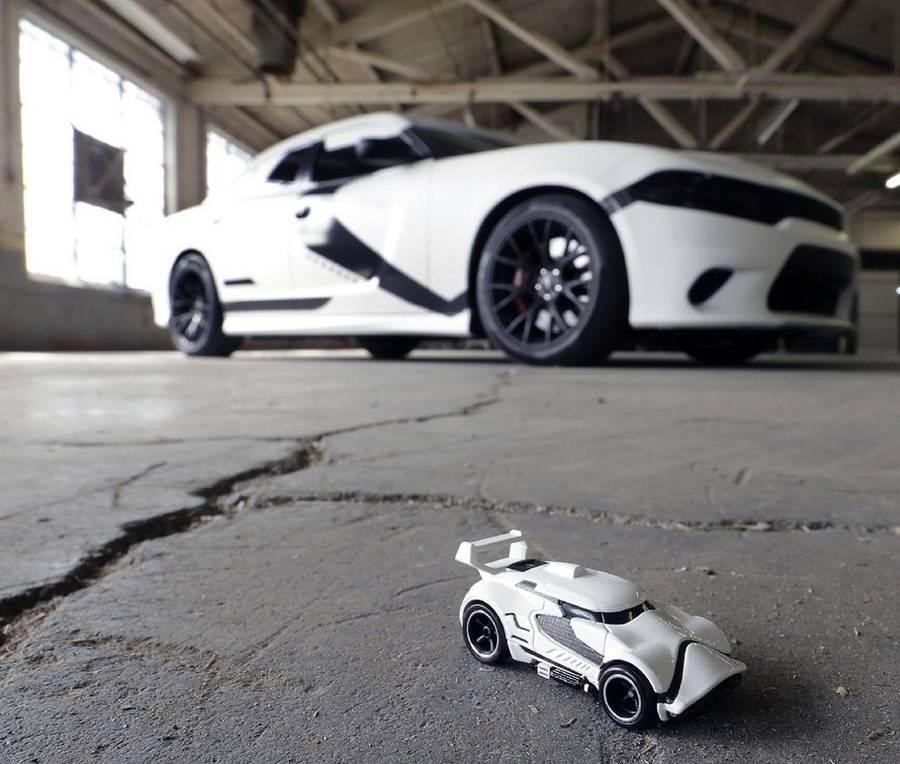 PLTgaming_FR's tweet photo. Quand la flotte #UberUS s'équipe cela ressemble à ceci.
#StarWars #HoTWheels #DodgeCharger http://t.co/v4vpijauyU