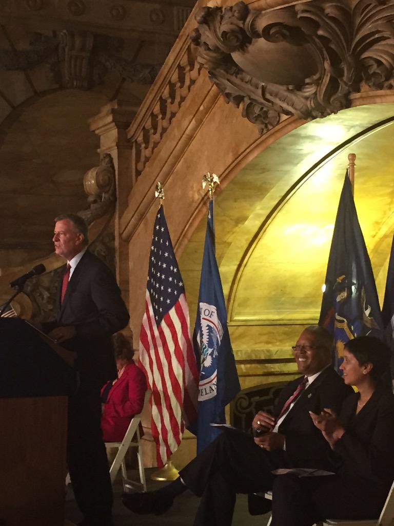 Happy Citizenship Day! Mayor <a href="/BilldeBlasio/">Bill de Blasio</a> &amp; Comish @nishasagarwal celebrate 100 new <a href="/NYCImmigrants/">NYC Mayor’s Office of Immigrant Affairs</a>! #newcitizensNYC