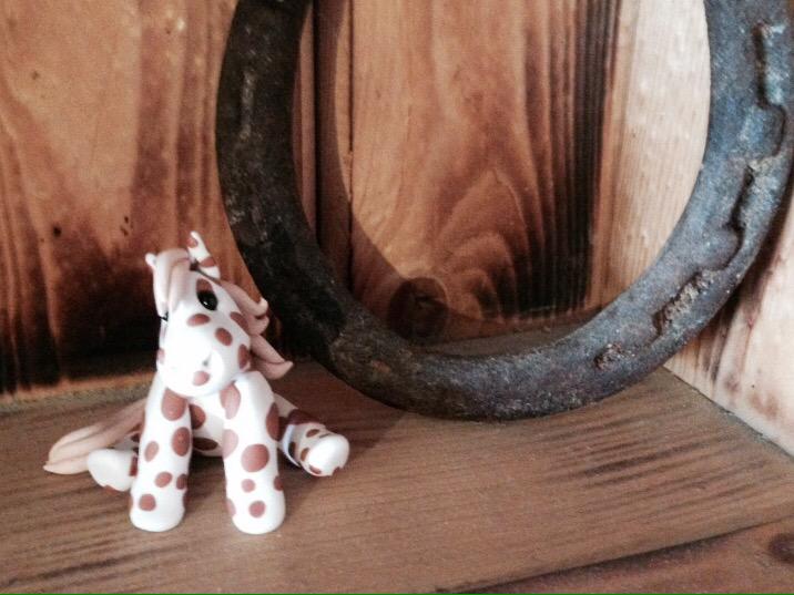 What a great way to remember #yourhorse than with a #memorialsculpture to go with their horseshoe. Ask about customs!