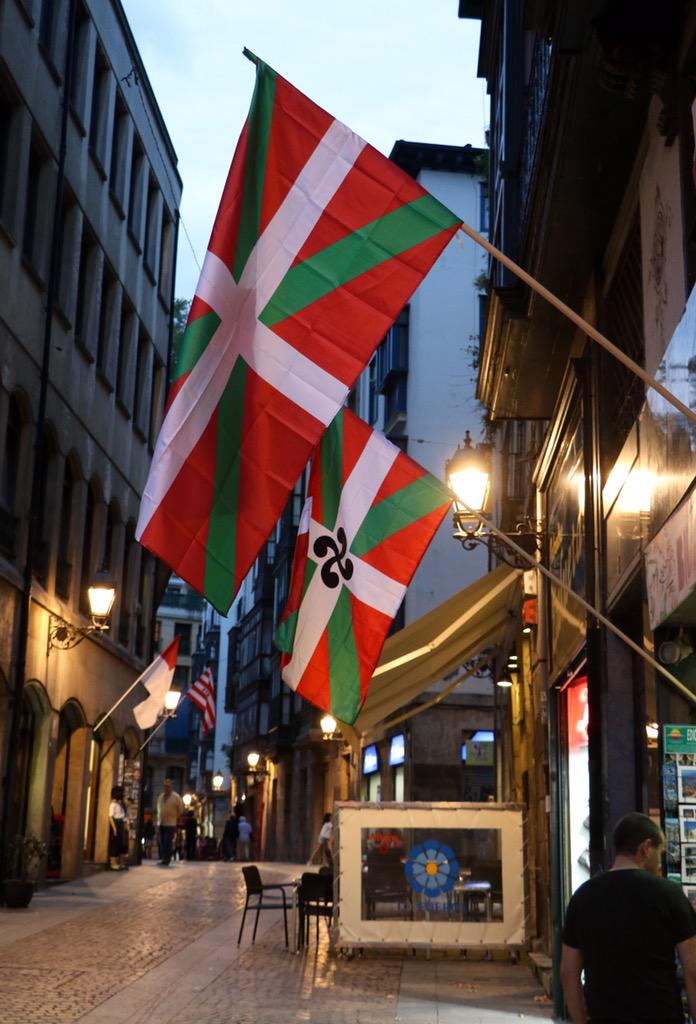 Rot, Grün, Weiß auf "Baskisch". Das passt! #UEL #BATFCA #FCA #KeineSau <a href="/AthleticClub/">Athletic Club</a> <a href="/athletic_eus/">Athletic Club</a>