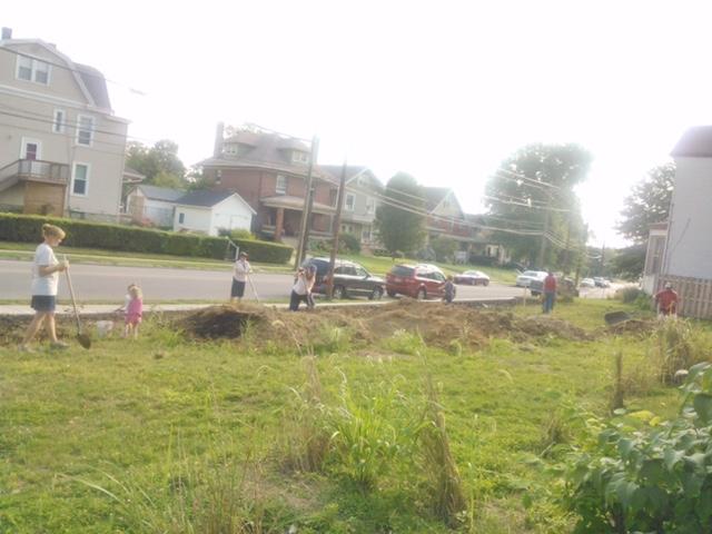 MisterLunchlady's tweet photo. Williams Elementary School &amp; Community Garden!
Before pics and after. http://t.co/U2FhJdpfwg