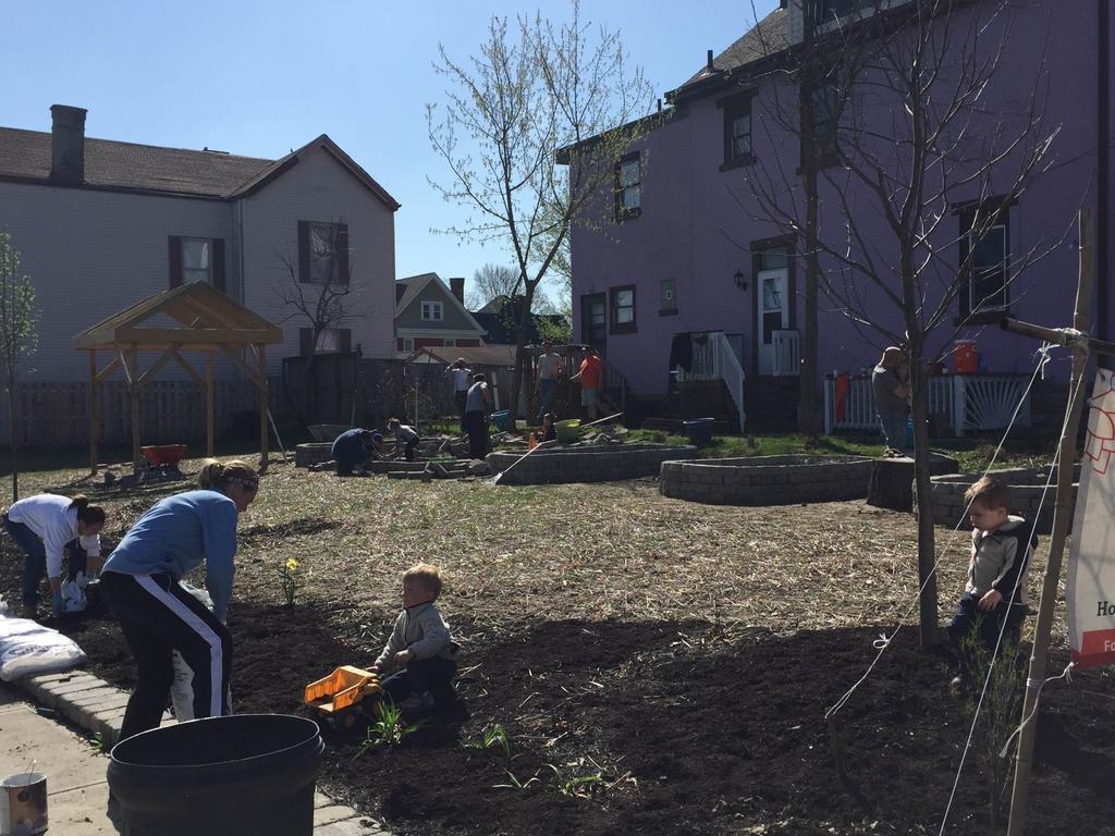 MisterLunchlady's tweet photo. Williams Elementary School &amp; Community Garden!
Before pics and after. http://t.co/U2FhJdpfwg