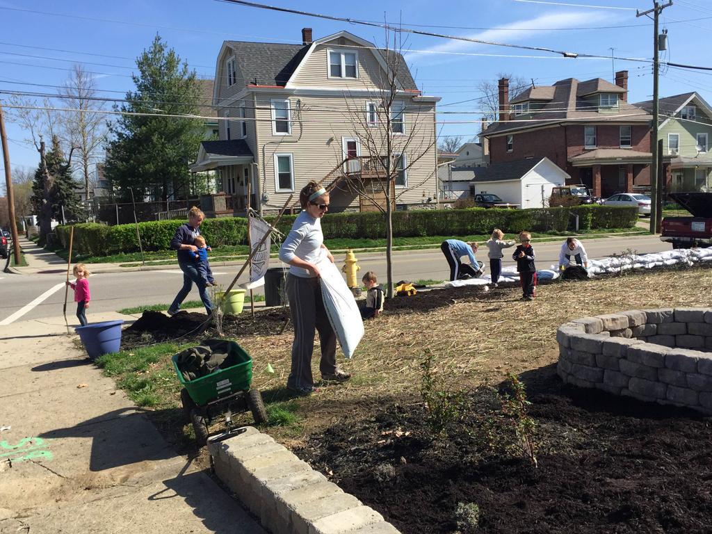 MisterLunchlady's tweet photo. Williams Elementary School &amp; Community Garden!
Before pics and after. http://t.co/U2FhJdpfwg