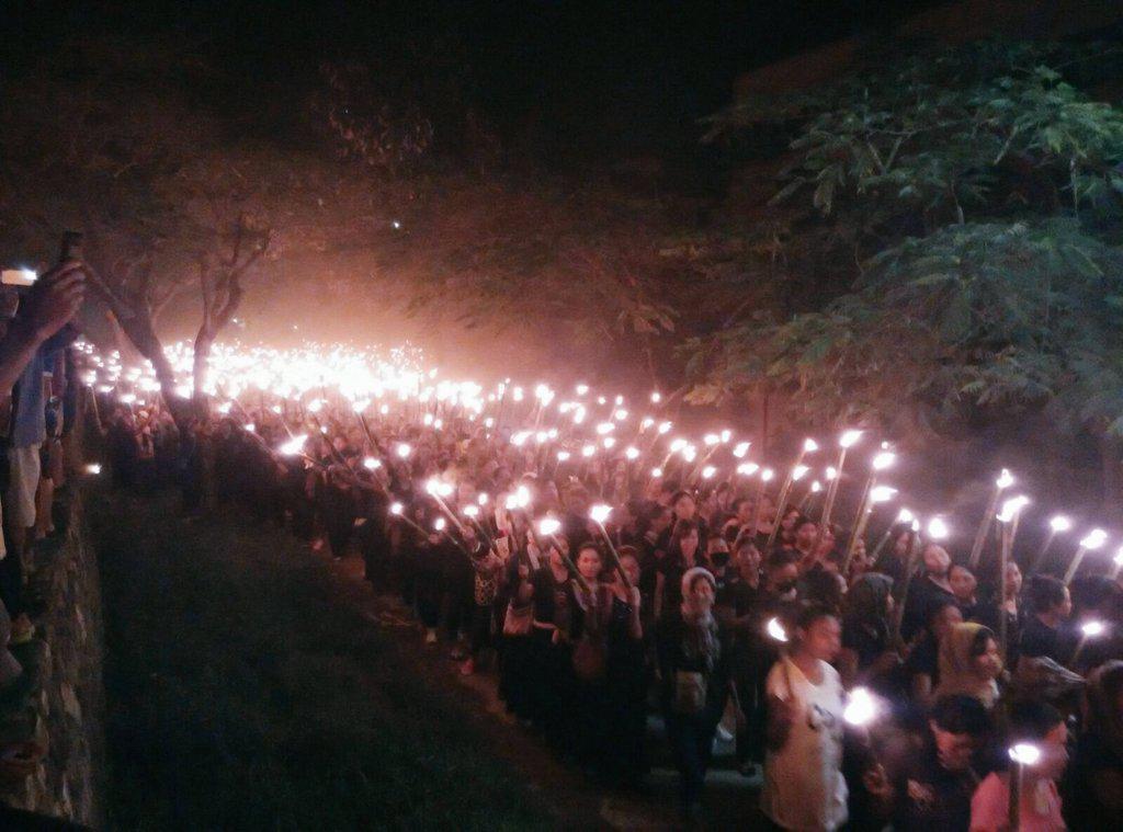 thianhoih's tweet photo. Women with torches rally street here in Manipur for unity,strength for our fight #separateadministration #manipur http://t.co/VqjHnwamsU
