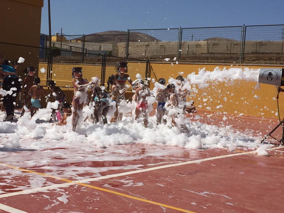 AldeasEspana's tweet photo. ¡En #LasPalmas se resisten a que acabe el verano! Así se divierten los niños de la Aldea: ¡juegos, espuma y risas! http://t.co/amUaAWqlhr