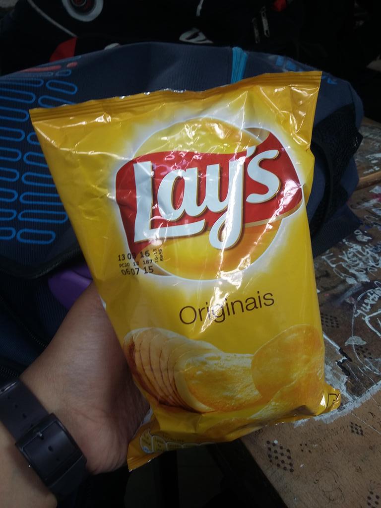 ShaadiyaK's tweet photo. #TB #Lays at #school http://t.co/UOJsUHjYbN