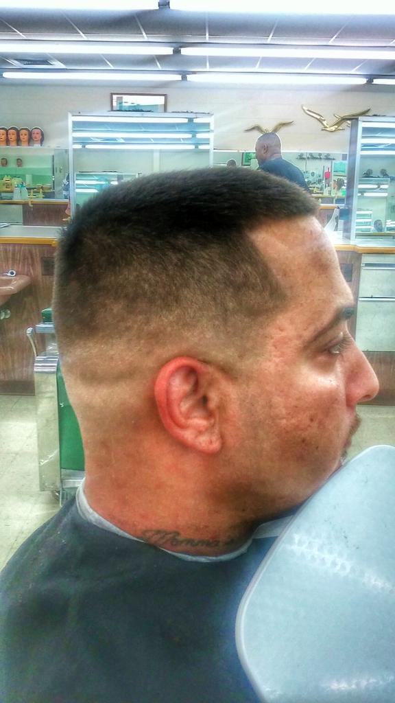 GreatGuy_Hood24's tweet photo. Working the fade! Felt like putting a filter on it you can dtill see the quality so whatever lol #Classickz http://t.co/WIppk97EBj