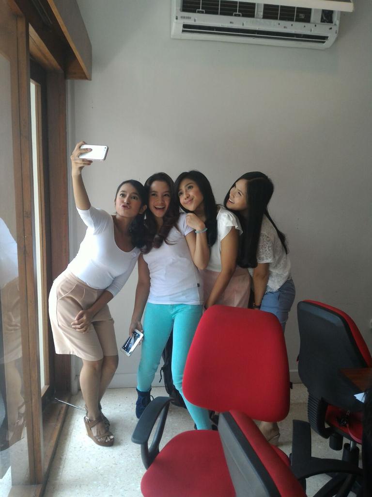 ZSabiley's tweet photo. With my friend 😊 http://t.co/eg9BnlKwTp