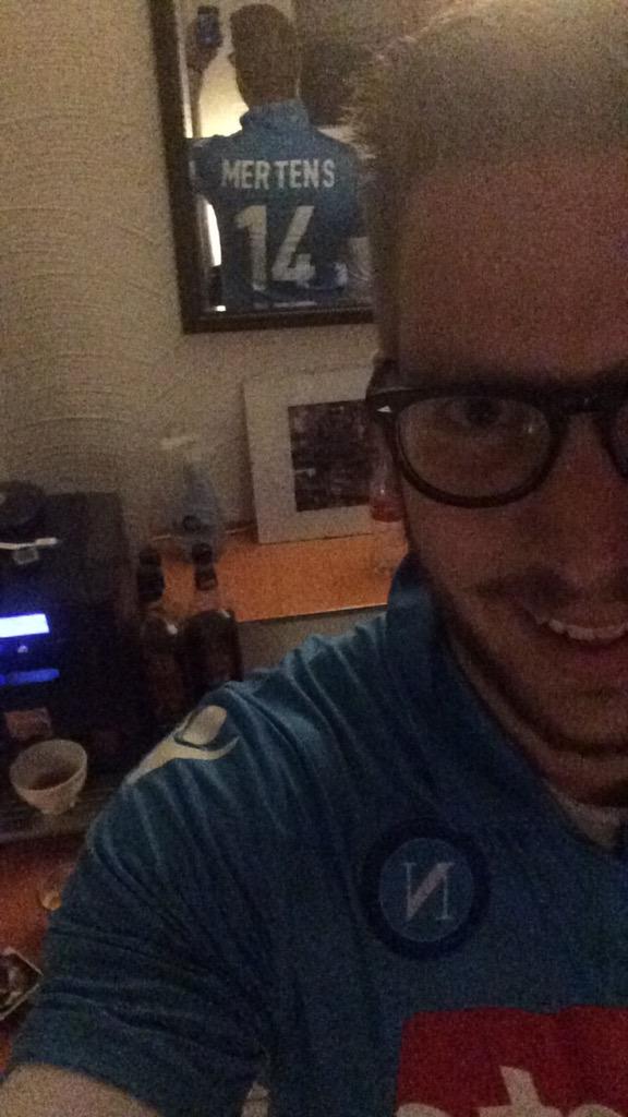 MeusTim's tweet photo. It feels good to wear the right shirt! #napoli #NapClu #EL #trotsebelg @dries_mertens14 http://t.co/rF5gS5VDtf