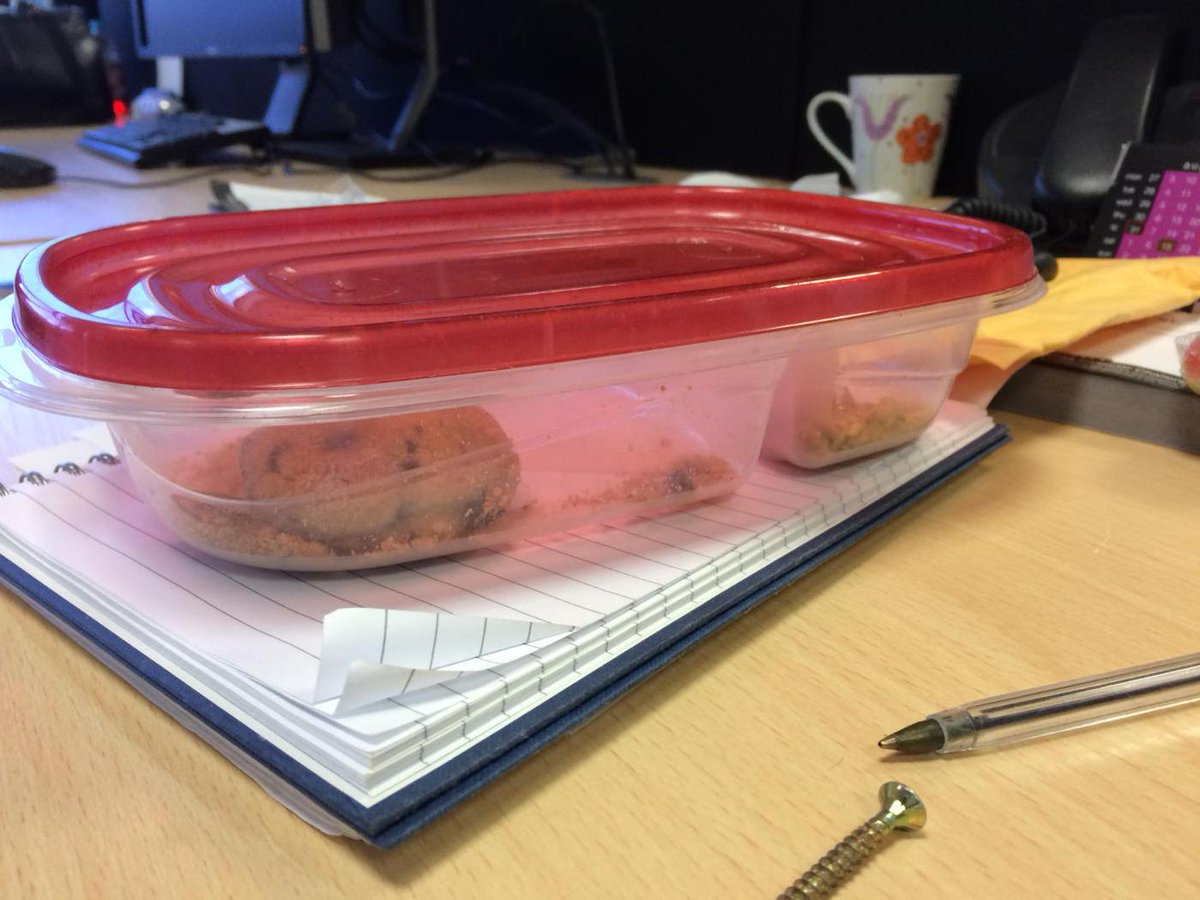 craigp1231's tweet photo. #CookingForNoobs Cookies at work. Only 1 left. Work colleagues said they are delicious π. http://t.co/q9eY2edykZ