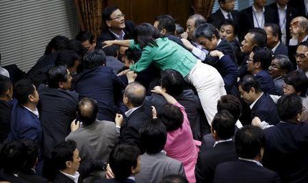 Giappone Camera Alta: Video scontri in aula per la "legge intoccabile".