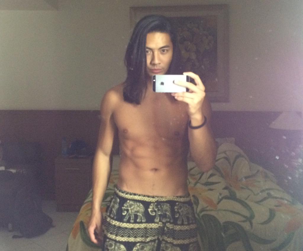 yoshi_sudarso's tweet photo. Heading back to the U.S. in a few hours sooo #shirtlessmirrorselfies #causeyeah #ilikemynewpants #elephantsarecute http://t.co/BpBOyNwDvi
