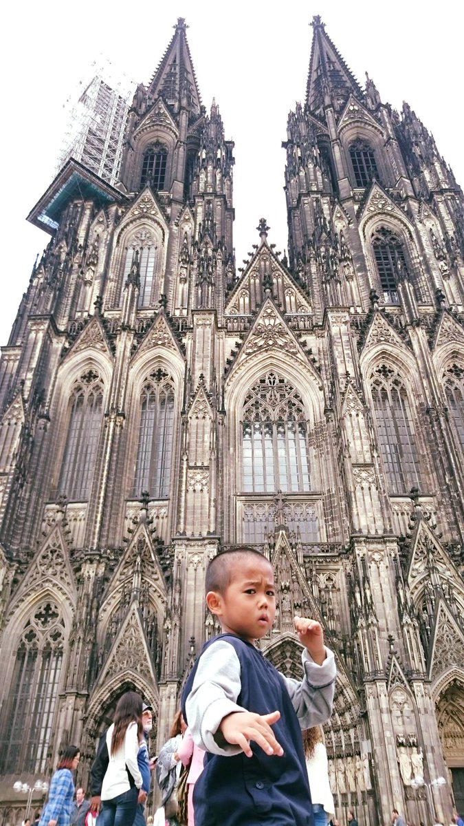 sat1's tweet photo. #BruceLee in #Köln bei #Superkids ! Wenn das nicht der süßeste Fratz ist...@express24 @kstade JETZT in SAT.1 http://t.co/9lS3HrWzvy