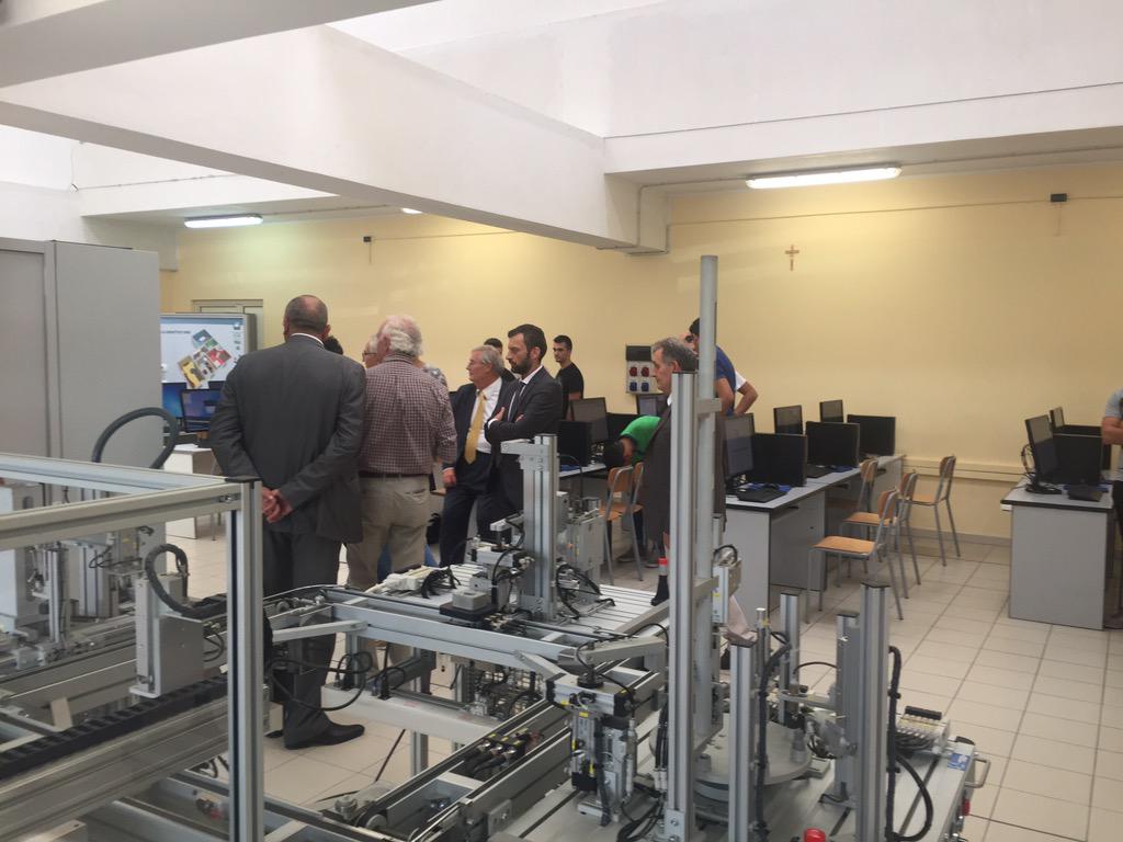 GToccafondi's tweet photo. ITIS M.M. Milano Polistena laboratori e strutture all'avanguardia al servizio della crescita dei ragazzi @MiurSocial http://t.co/z2tpql7P5J