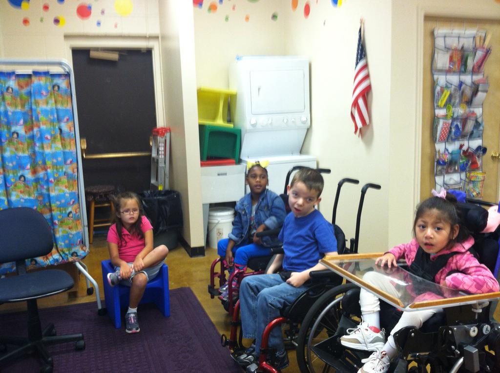 teddi_jackson's tweet photo. Ms Long's class busy with technology @ SRES #dcseffect http://t.co/ZtjPNwcqZK