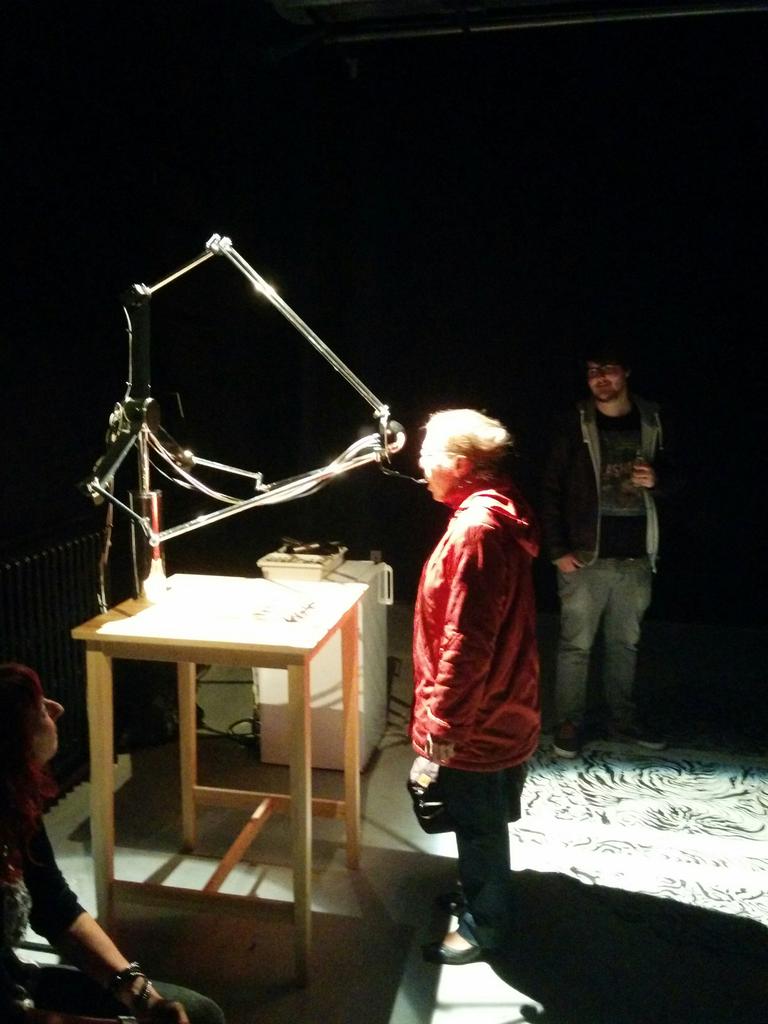 _larockh's tweet photo. Robot-feeding in Mons http://t.co/l4810pyOKn