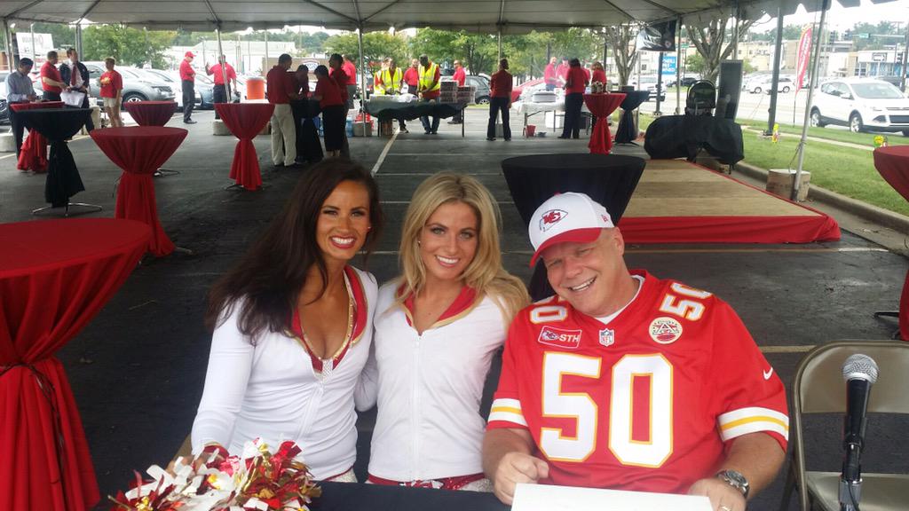 SlackerKC's tweet photo. RED Thursday! #redfridayrally.com http://t.co/y2KPdagnOS