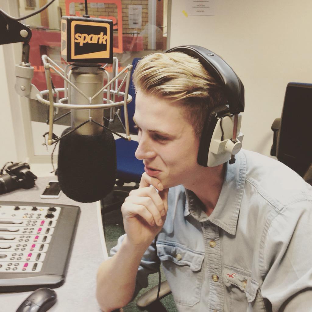 SparkSunderland's tweet photo. Our Fresher, Kane has just finished his #fresherstakeover by playing @GreenDay #Sunfreshers http://t.co/Fb58NAEZPw