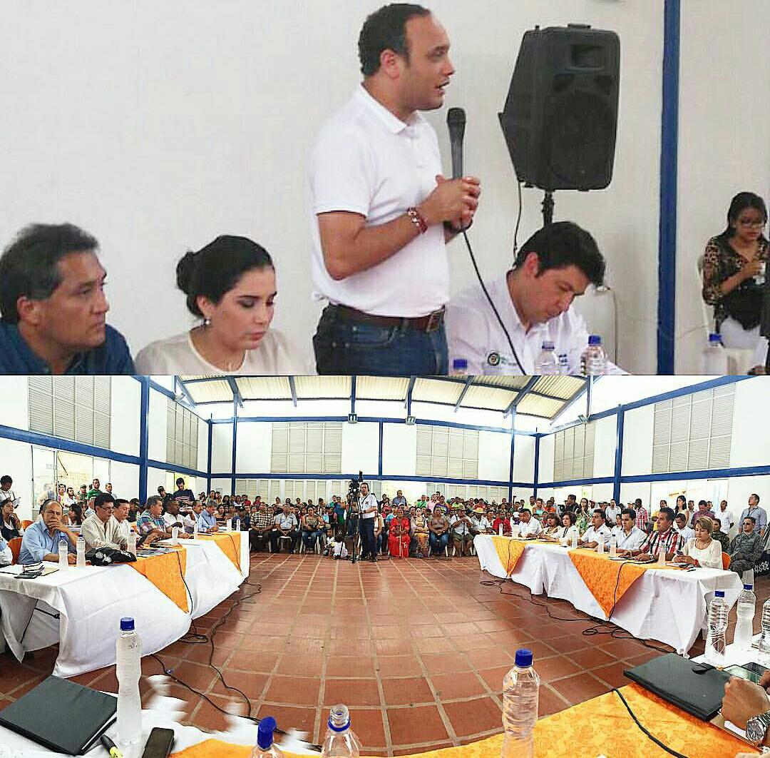 AnaPaolaAgudelo's tweet photo. En este momento la @csegundacamara visitando a la comunidad colombiana en Paraguachón frontera con Vzla. @deluque http://t.co/CiAk5GpdAz