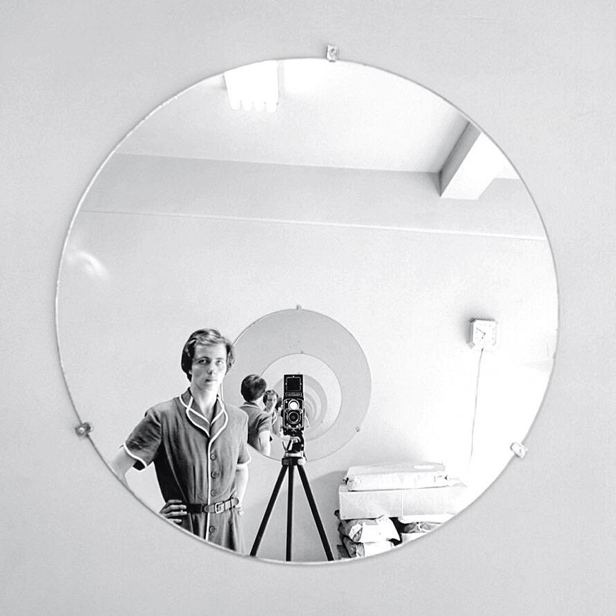 RGallet's tweet photo. The #DrosteEffect by Vivian Maier | #vivianmaier #oldcamera #vintagecamera #rolleiflex #effetdroste #abyme http://t.co/Zu95tAYdTS