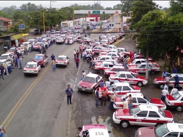 versionesmx's tweet image. Bloquean taxistas caseta en #Álamo #Temapache versiones.com.mx/bloquean-taxis… #Veracruz