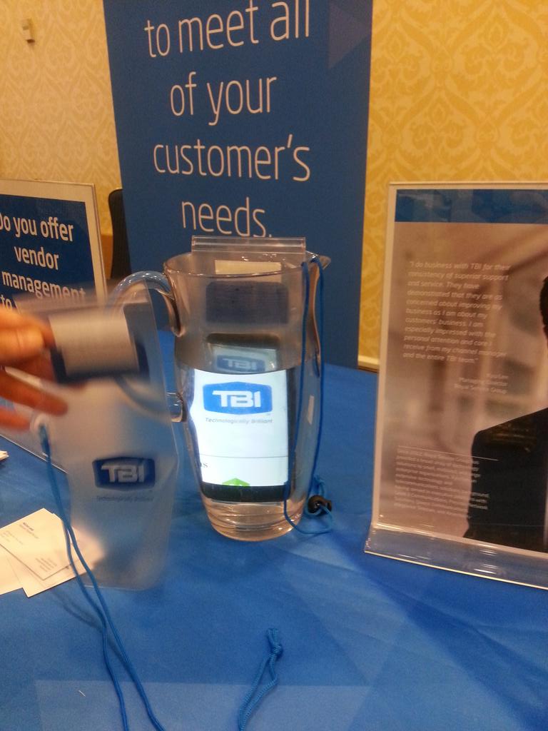 8Kraken8's tweet photo. Stop by @TBImasteragent booth @the @asciigroup 2 get your very own WATERPROOF yet still usable phone bag! #tbibacking http://t.co/vNK59HBbxu