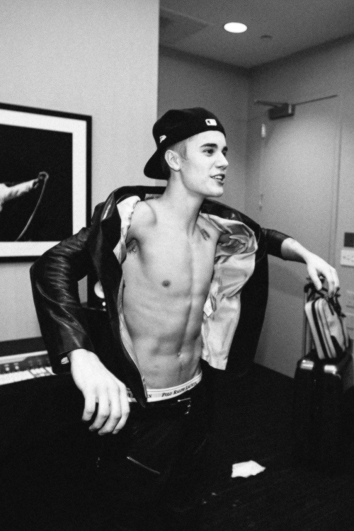 larryfishirman's tweet photo. vou postar várias fotos do justin, deem rt p ajudar na votação #EMABiggestFansJustinBieber http://t.co/ZcRGZZSRD7