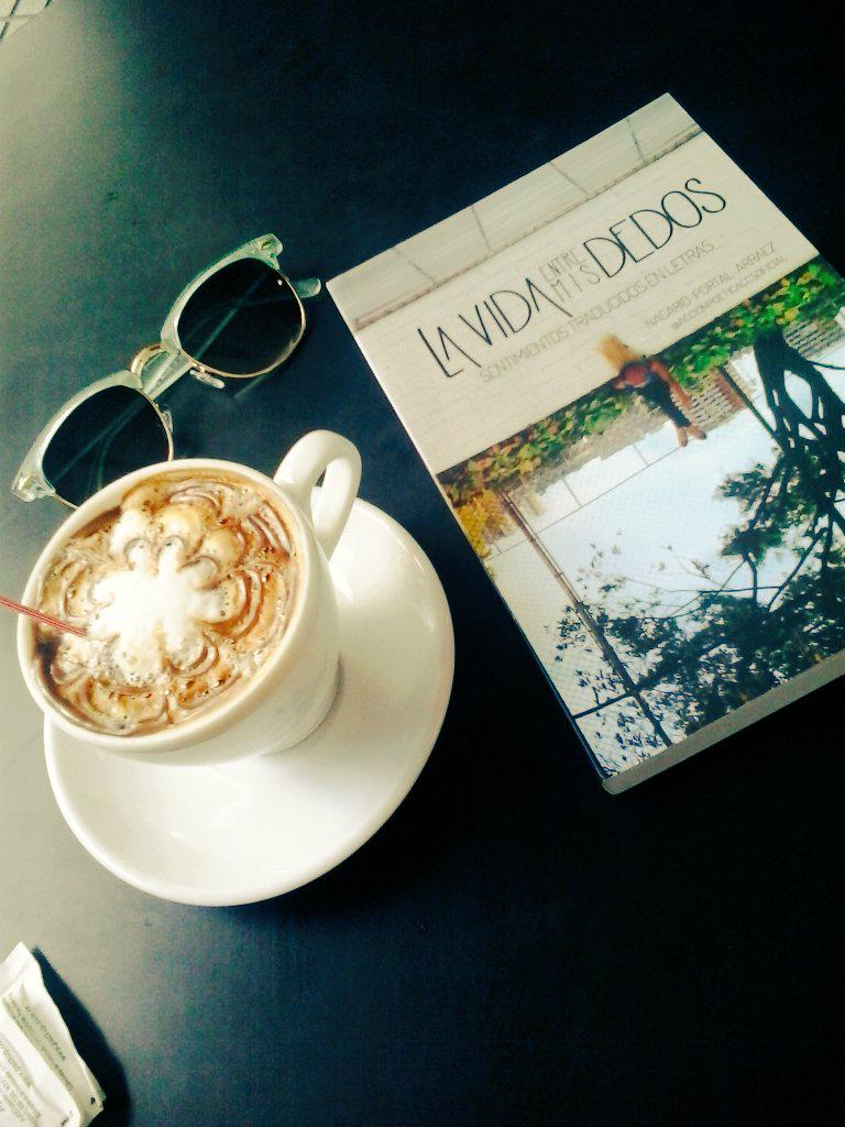 MariGzP's tweet photo. Cuando pare de leer te aviso #AdictaTotal (al libro, no al cafe) 😍❤ gracias por recomendarlo @ScarletGruber http://t.co/3uZe1qHuFB