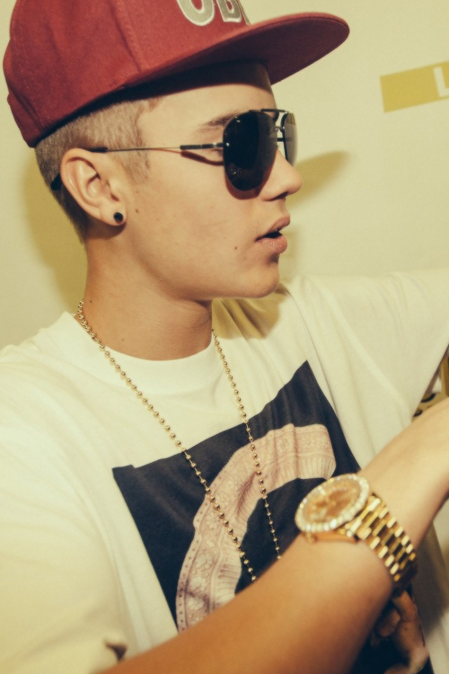larryfishirman's tweet photo. vou postar várias fotos do justin, deem rt p ajudar na votação #EMABiggestFansJustinBieber http://t.co/Lf8YHUHRi4