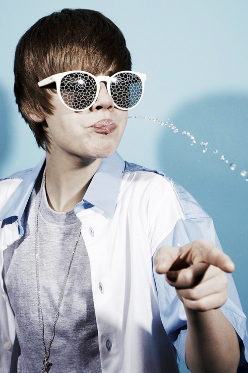 larryfishirman's tweet photo. vou postar várias fotos do justin, deem rt p ajudar na votação #EMABiggestFansJustinBieber http://t.co/tbZEVdTQaH
