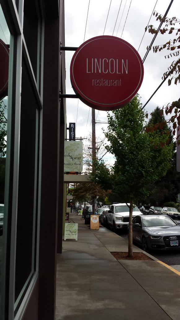 ralph_goducks's tweet photo. This place looks pretty familiar.. @cwmother #SignificantMother #Portland #Oregon #CW #TVSeries #Lincoln #Restaurant http://t.co/7SnOLb2Ddl