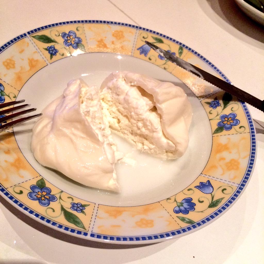 cqx1wwaxxxa's tweet photo. イタリアに来たらパスタやピザよりも絶対食べて欲しいもの
「ブラッタ」というチーズ。
このチーズ、なんと『モッツァレラチーズでとろっとろの濃厚半生モッツァレラを包む』悪魔の発明品だ！
イタリアじゃないと食べれないので一生に一度、是非！ http://t.co/cH5wV5206v