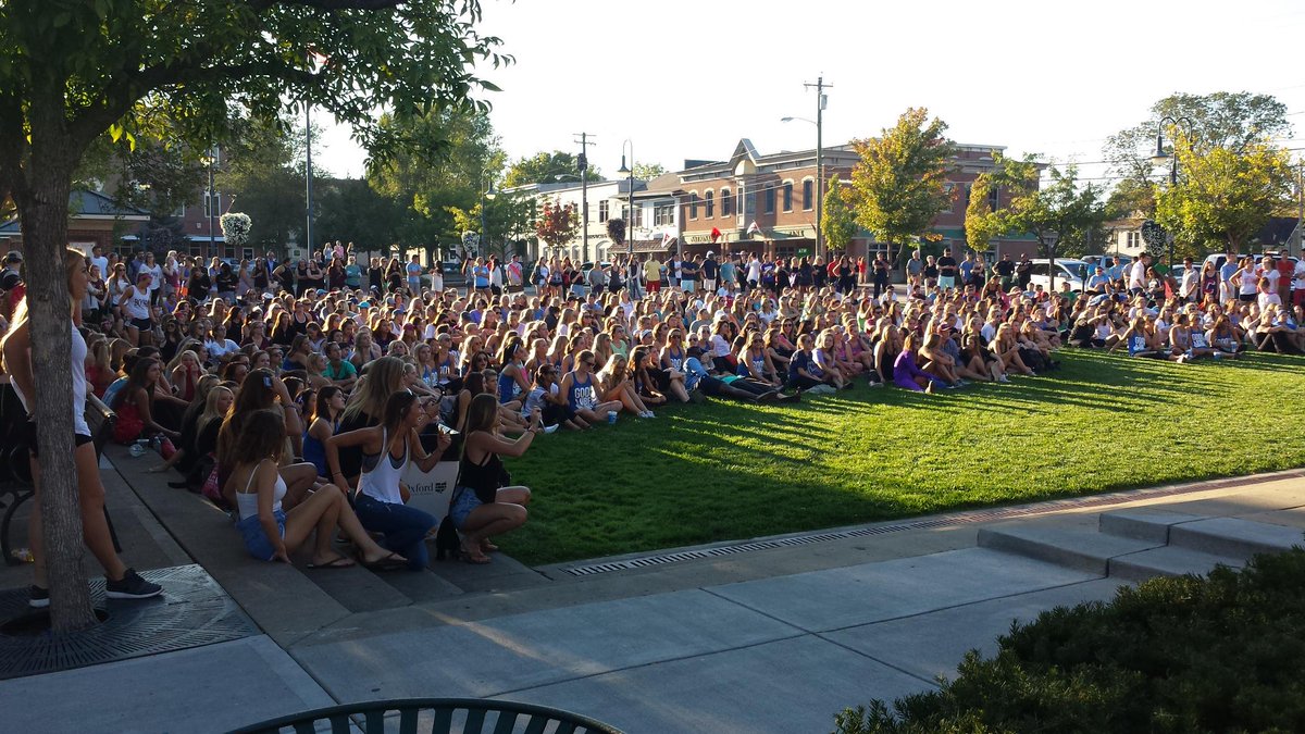 MiamiUGreekWeek's tweet photo. Full lawn here uptown this evening, folks #groovygreekweek http://t.co/j6H7HiOJJs
