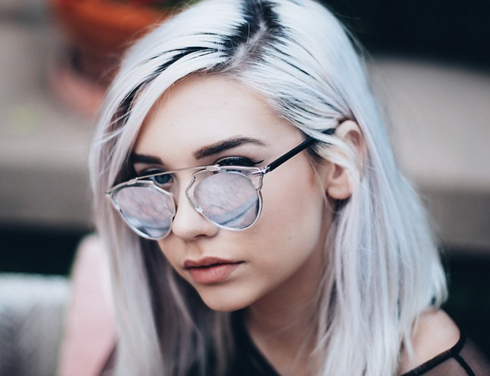 красивые девушки с белыми волосами в очках. девушка в очках арт. девушки с белыми волосами в очках. аниме девушка в очках. блондинка в солнечных очках.