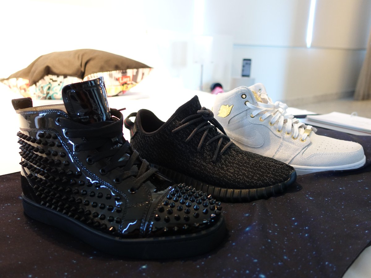 Which ones should I rock tonight??!?! #Streamys #SneakerHead