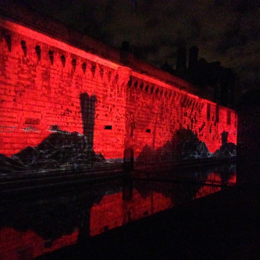FannySterik's tweet photo. L'Echappée @mr20syl #Nantes #ChateauBretagne @Stereoluxnantes #mapping #wow http://t.co/kt41HlylCK
