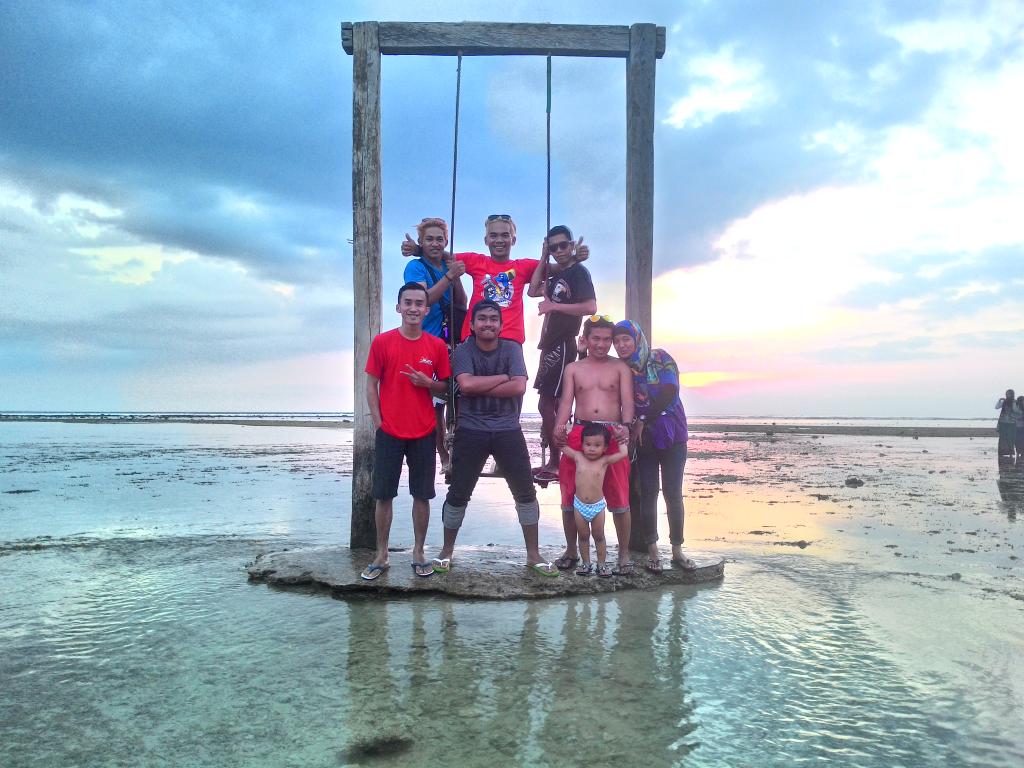 itu kita disunset point, gili trawangan..with baracuda's family..kebersamaan memang mahal harganya