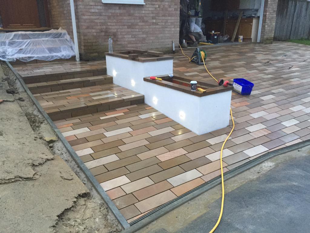 ConquestSpaces's tweet photo. Nearly there......#stone #stonedriveways #lighting @StonemarketUK http://t.co/wPzoUSkxU1