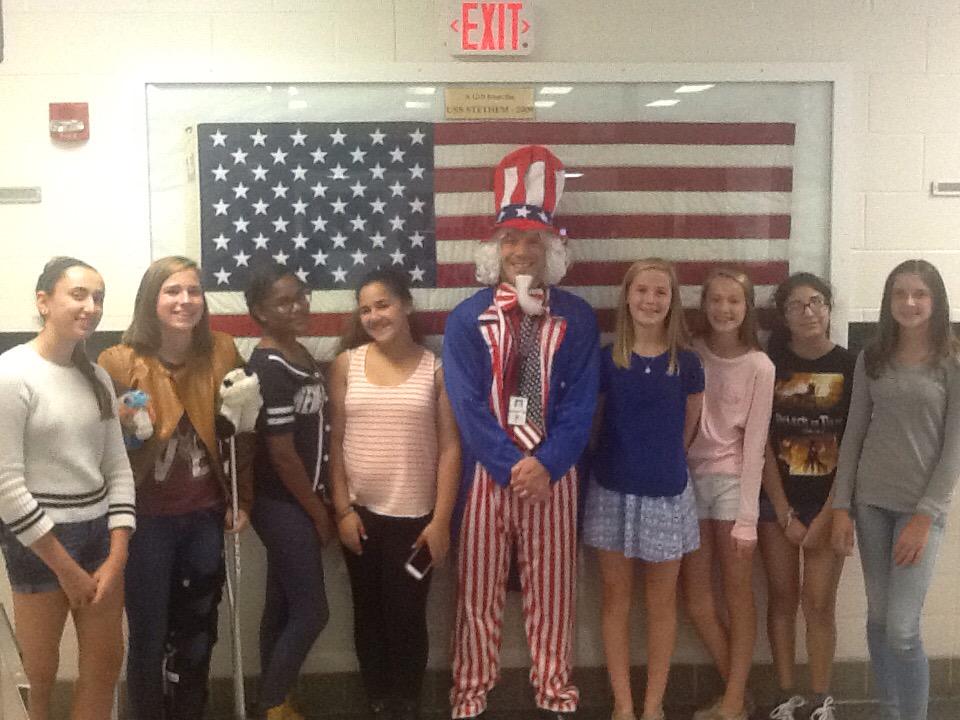 ryan_hitchman's tweet photo. Celebrating Constitution Day at Belmont Ridge Middle School with future voters!  #ConstitutionDay #lcps16 http://t.co/Fa4XJfVOKQ