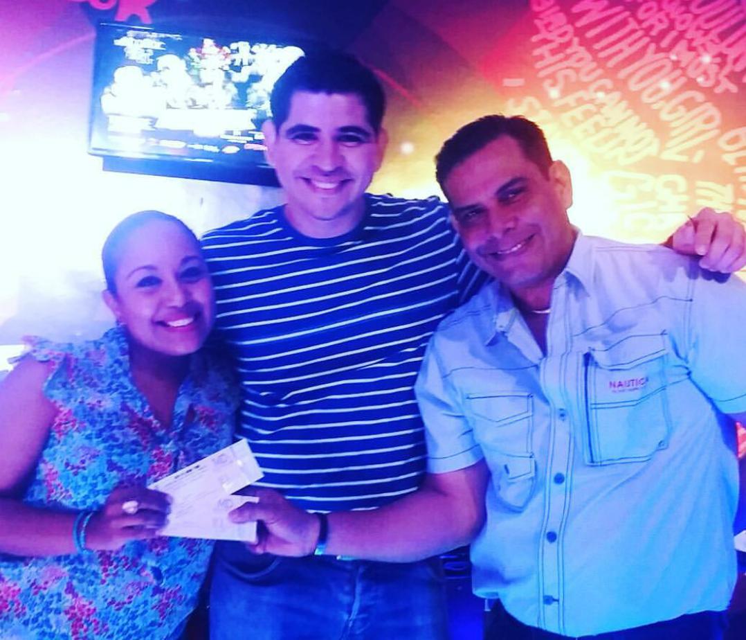 BOOM1061fm's tweet photo. Los felices ganadores de la Noche de Karaoke en @livekaraokepty para el concierto de Juanes y Fonseca http://t.co/0iTBt5vM1e