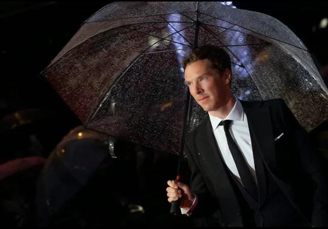 shaki0202's tweet photo. Ben looking handsome in a suit with his umbrella.
#BenedictCumberbatch #Favebatch (@CumberbatchSpam ) http://t.co/rqP8WS0ngP