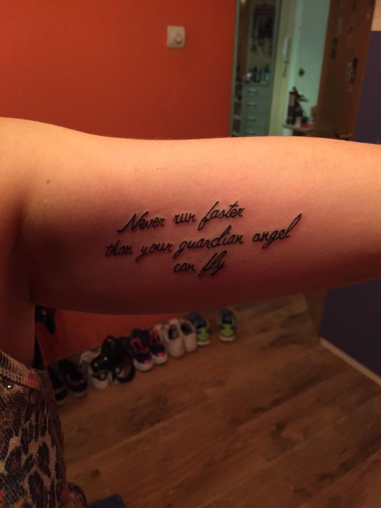IneseJakobsone's tweet photo. Forši pasēdējām pie manis ar @KristM_ @LekseBalode @mersiite 😄😊 + Uztaisījām Leksei tekstiņu :D :)) #MostWantedInk 😜😃 http://t.co/wNZwZdWn8t