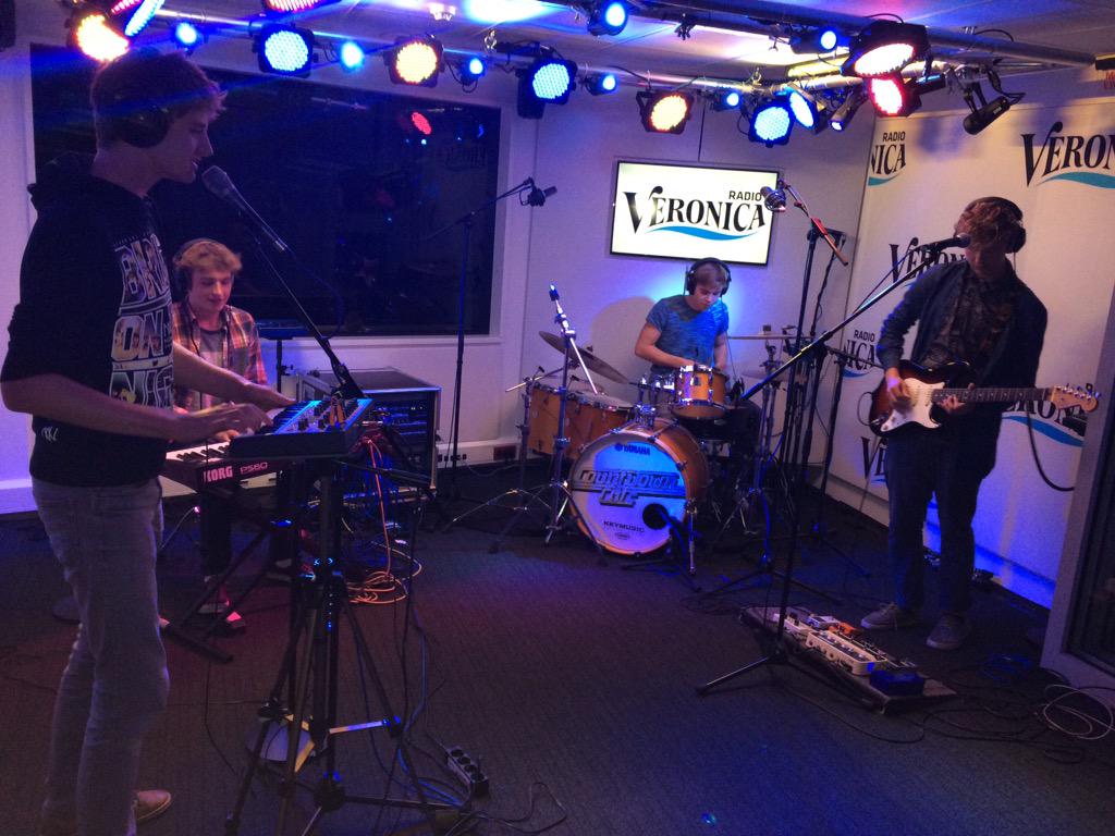 SilvanStoet's tweet photo. Ze zijn aan het soundchecken: @act1band Zometeen @radioveronica http://t.co/FyTIOBy8hj