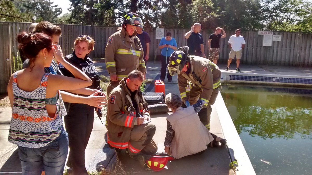CharleneDClose's tweet image. Pics of car into pool in Etobicoke from @680NEWS listener Vladimir Grbic. Elderly woman appears to be ok.