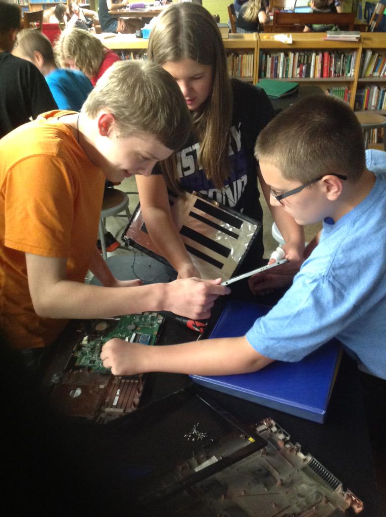 ButlerQuest's tweet photo. #whatsinacomputer #sciencemess #smiles http://t.co/RuqxO75cOi