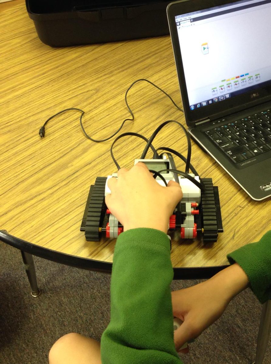 NatalieWillisn's tweet photo. Programming robots is fun! #wearewatauga http://t.co/GeXIuLkJ7Q